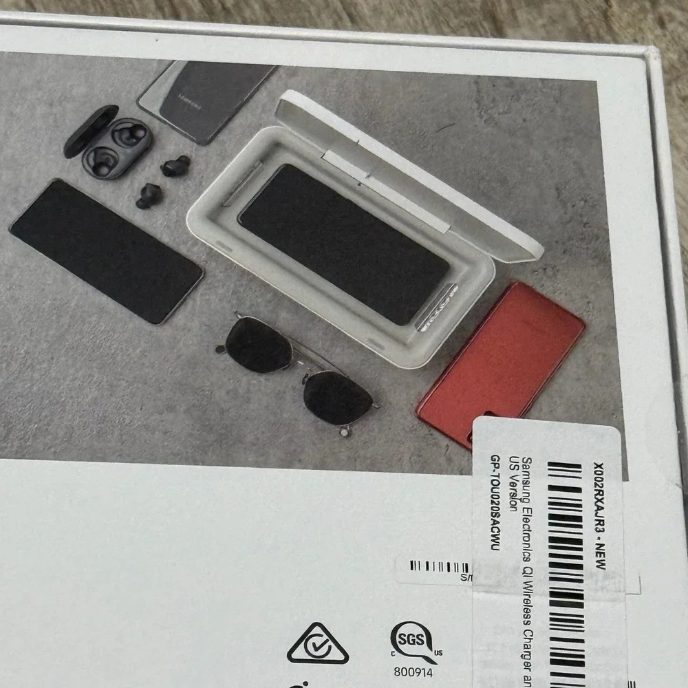 Samsung UV Sanitizer with Wireless Charging -‎ Kills 99% Bacteria - NEW